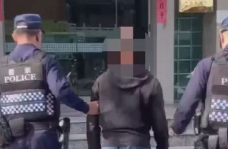 高雄鼓山廟會遶境突遇「酒空」站車道 醉語丟鞋與警爭論 結局直接進警所