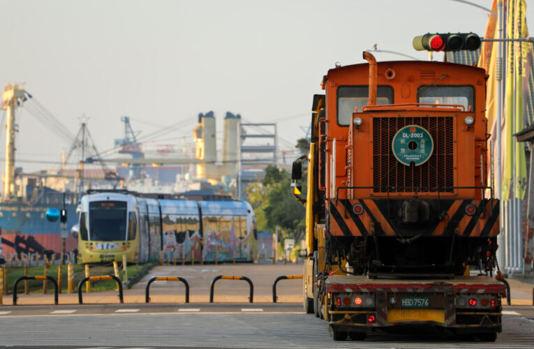 310KM重生與展望！哈瑪星鐵道文化園區鐵道展示再加一 DL-2003號貨車移動機運抵舊打狗驛故事館