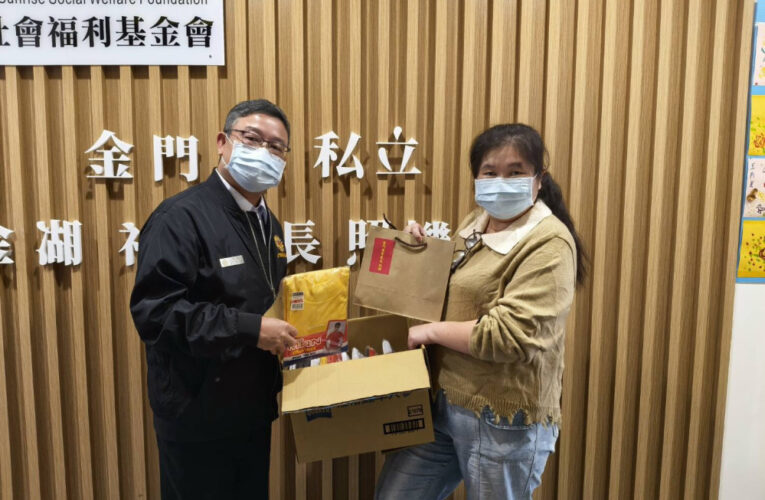 金門榮服處訪視日照中心榮民贈保暖物資