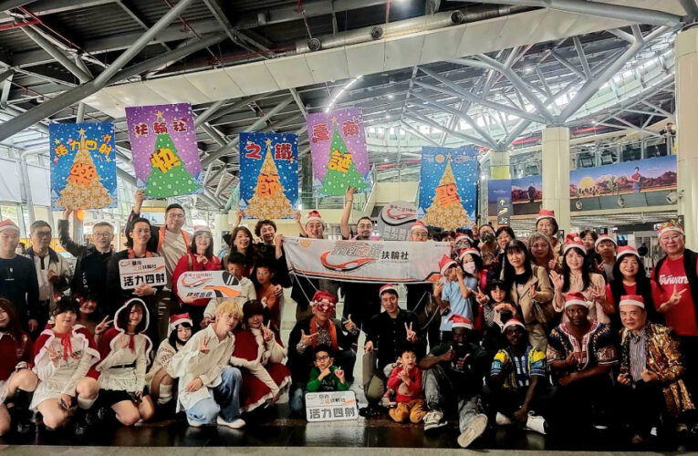 耶誕快閃高鐵台南站 樂聲響亮驚豔旅客