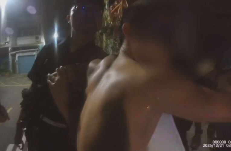 鳳山深夜巷內煙霧四起 原是酒醉男行徑失控警即時制止