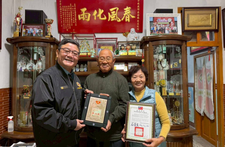 金門榮服處劉信義赴3志工住所轉頒獲衛福部志願服務銅牌獎