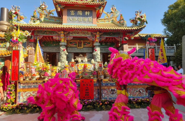 神明入厝！富陽軒八卦祖師廟入火安座   信徒擲筊好運背回家