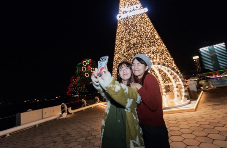 倒數進入2026！高雄四大百貨、五星飯店加碼應援高流聖誕地標「金勾TREE」  一張聖誕樹合照玩遍高雄享優惠！12月24、25日高流「聖誕趴」驚喜預告雪花泡泡秀