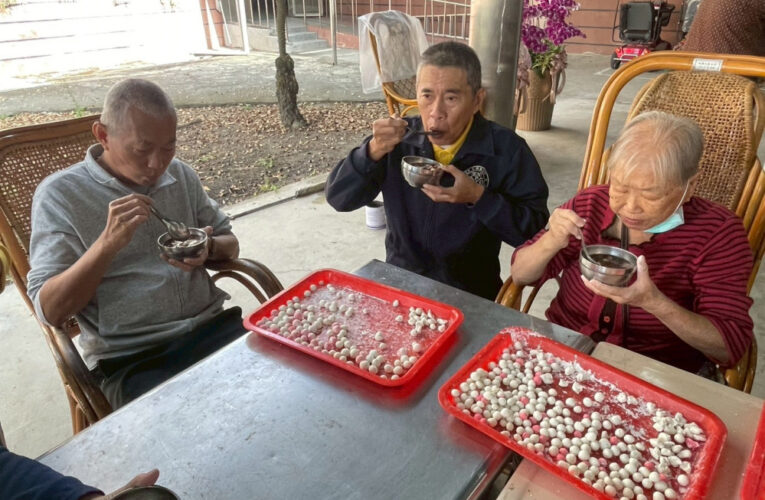 冬至湯圓暖呼呼！屏東榮家陪長輩搓出家的味道