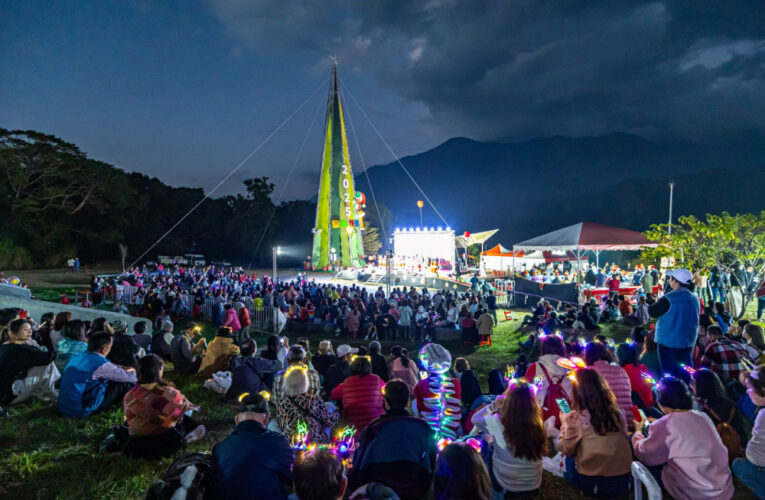信義鄉羅娜聖誕點燈 遊客互相祝福聖誕快樂