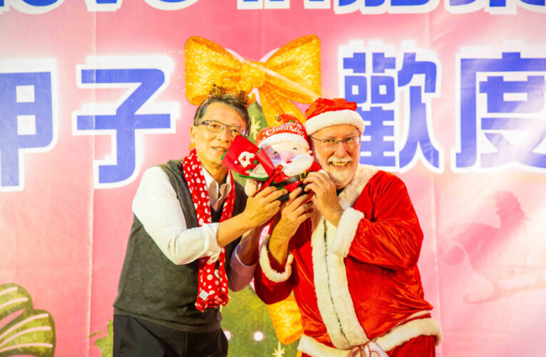 嘉藥「粉亮甲子」聖誕點燈璀璨登場致敬永遠的聖誕老人Gary