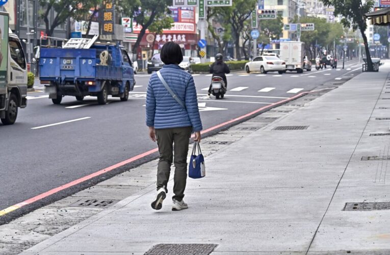 三民九如一路人行道、路面翻新 改善通行安全