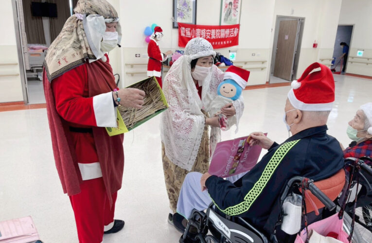 聖誕老人來送禮 嘉榮護理之家榮民眷長輩樂開懷