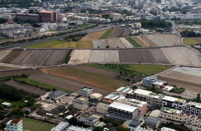 臺南市政府地政局榮獲土地利用監測作業成果評鑑模範金獎，辦理量能及效率受內政部國土管理署肯定