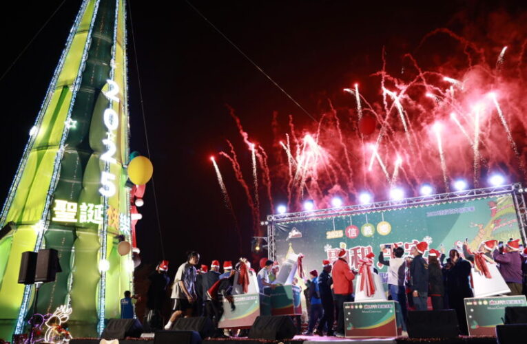 許縣長為信義鄉羅娜聖誕樹點燈