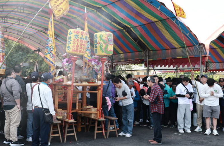 鳳山寺謁祖刈香回鑾 許縣長恭迎扶轎