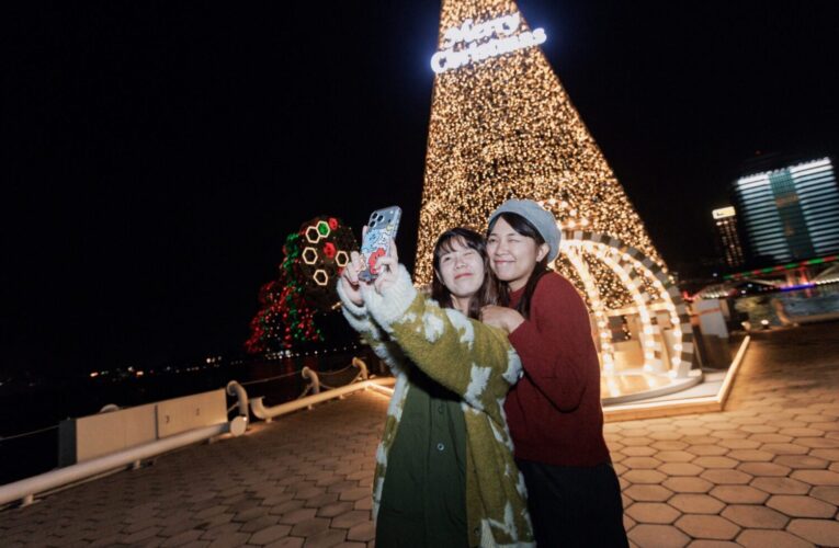 倒數進入2026 　高雄四大百貨、五星飯店加碼應援　高流聖誕地標「金勾TREE」 　一張聖誕樹合照玩遍高雄享優惠　 12月24、25日高流「聖誕趴」驚喜預告雪花泡泡秀