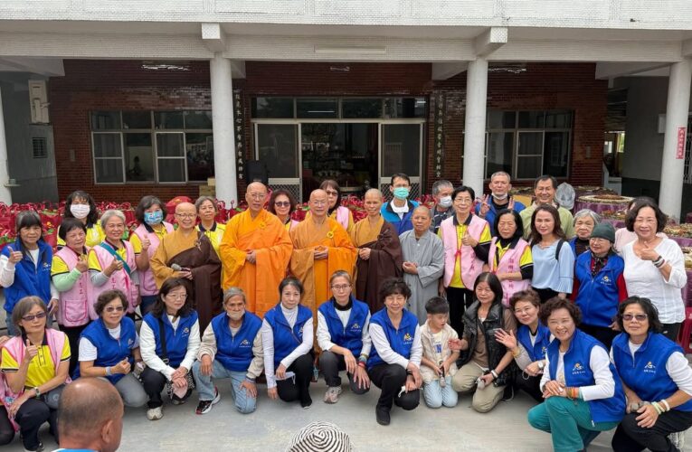 嘉義慈悲協會燃燈節「上供下施」　放流20萬魚苗、攜手公所發放關懷物資