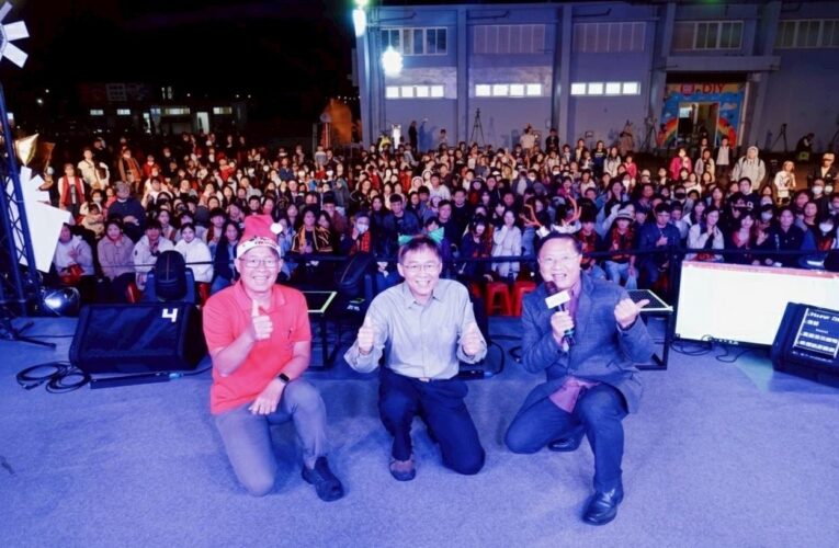 七股鹽山聖誕氛圍爆棚！ 3000人湧入同樂、十年首見璀璨煙火