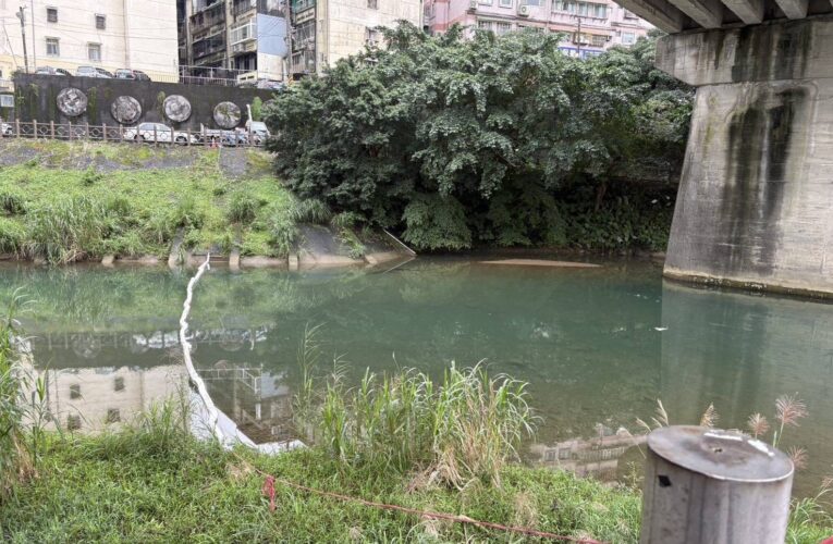 暖暖溪赫見白色泡沫　環保局急布攔油索避免污染物逸散