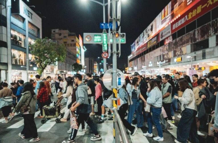 聖誕樹助攻商圈業績！ 「高雄聖誕生活節」帶動新堀江、中央公園商圈湧人潮 業績成長3成