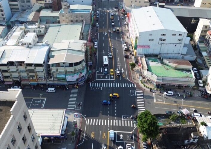 高雄市交通局與工務局聯手道路重鋪標線同步升級，改善「直行卡卡」與「行穿線退縮降低視線死角」