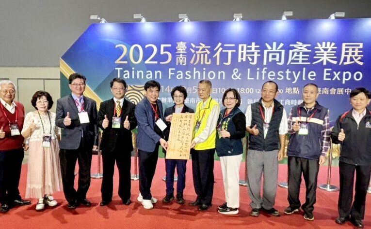 「2025臺南流行時尚產業展」高雄高工校友書法聯誼社義賣傳遞溫暖