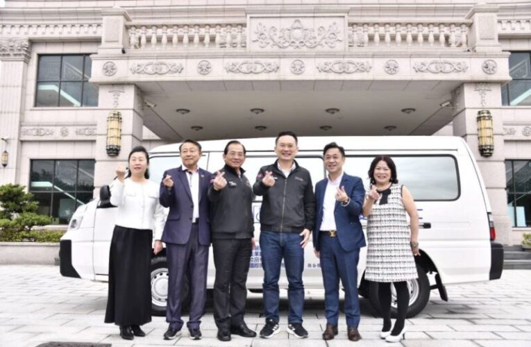 易而安生醫捐贈復康巴士暨物資儀式　將經營成果回饋照顧社會