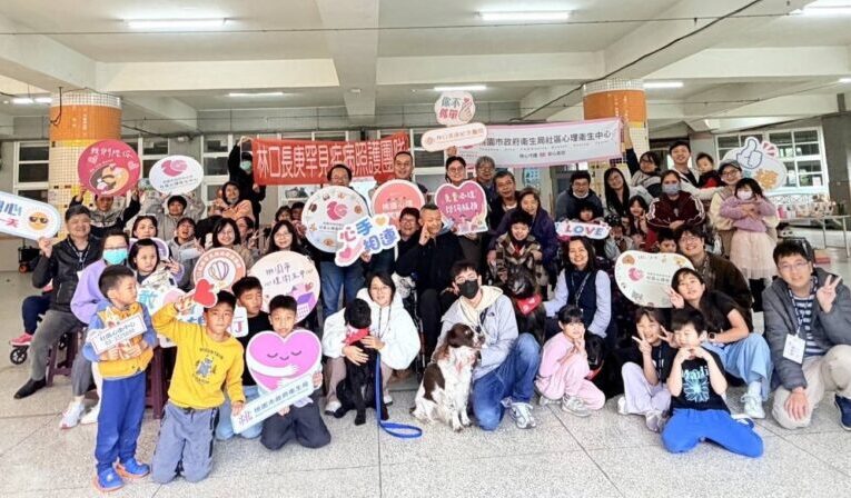 桃園衛生局「療癒汪汪隊」陪伴照顧者紓解壓力　帶來重新喘息空間