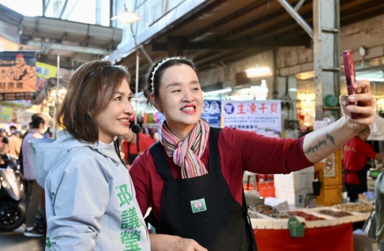 拜票市場遇民眾感性喊話！邱議瑩：我會延續高雄的好