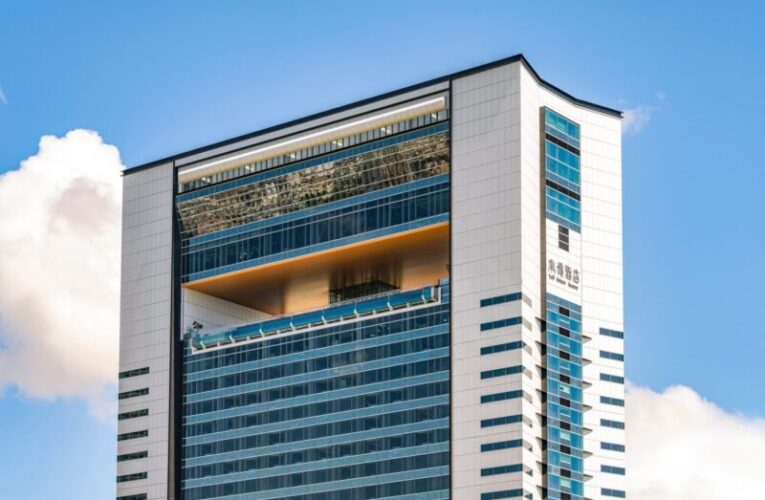 高雄四大百貨、五星飯店加碼應援高流聖誕地標「金勾TREE」 一張聖誕樹合照玩遍高雄享優惠！