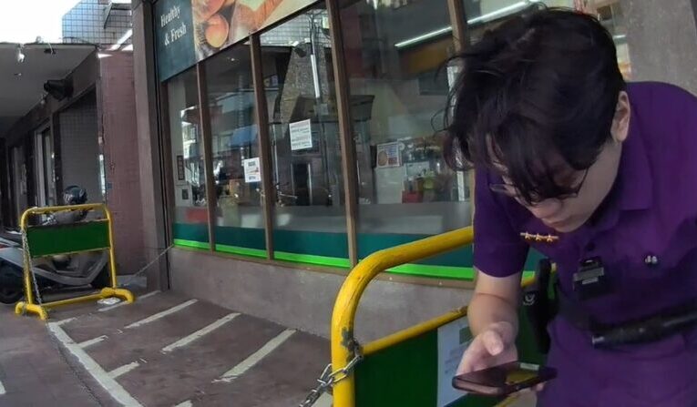 北屯90歲老翁超市前險跌倒　警掃描QR碼迅速聯絡家屬助返家