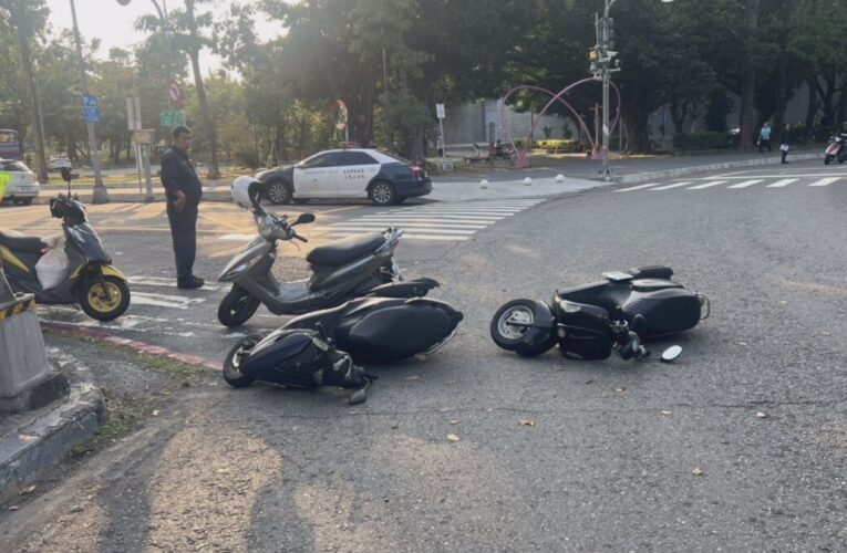 高雄四騎士路口連環摔 自小貨車不明滲漏惹禍 駕駛逃逸查緝中