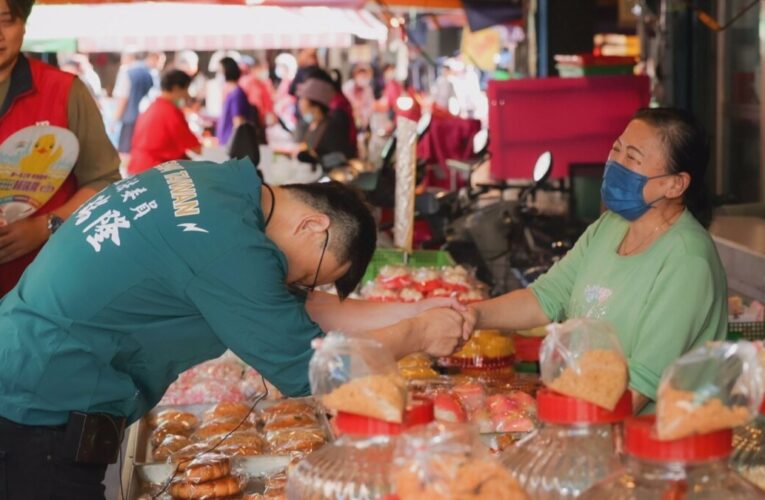 賴瑞隆前進小港市場搏感情 掃街遇熱情打氣團 民眾：踏實走基層才是關鍵