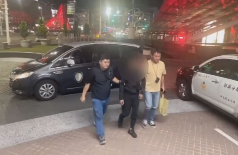 深夜巷弄內驚現怪男點香玩火 高雄新興警2小時內火速逮人