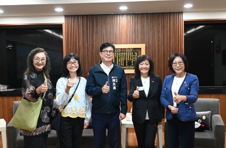 跨越數十年同窗情誼 美國喜瑞市議員黃正芬拜訪康議長 開心與陳市長合影