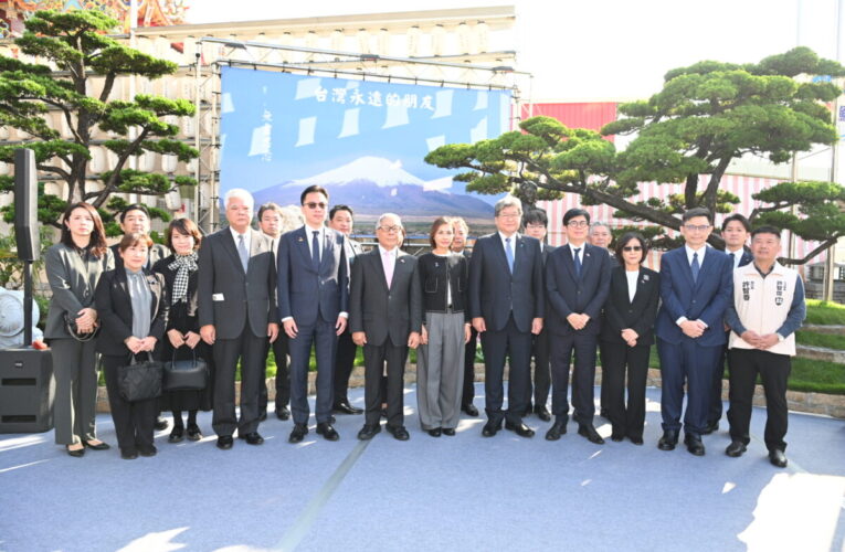 陪同自民黨代行幹事長萩生田光一向安倍銅像致意 邱議瑩：台日關係會越來越密切。