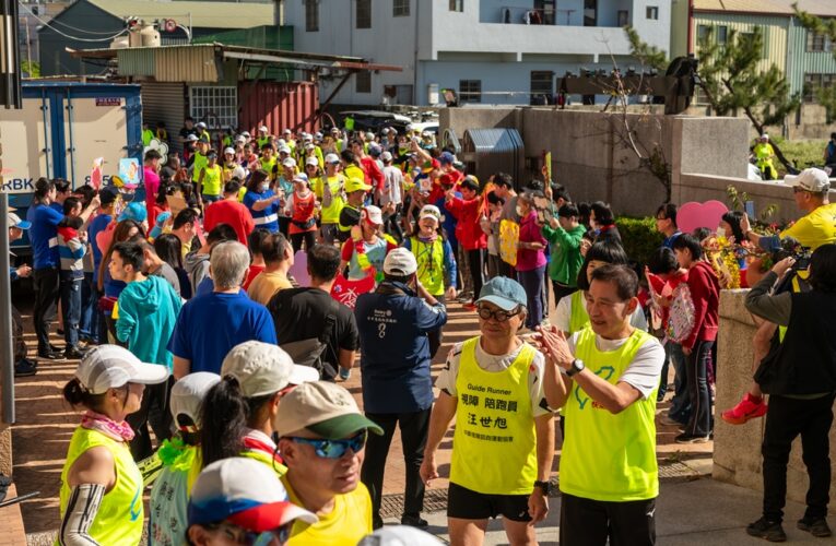 用雙腳串起全台愛心  盲人環台「為公益而跑」溫暖抵中