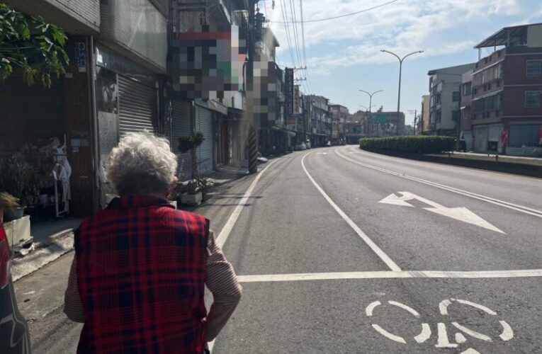 魚市一角的迷惘身影　岡山暖警牽起回家的方向