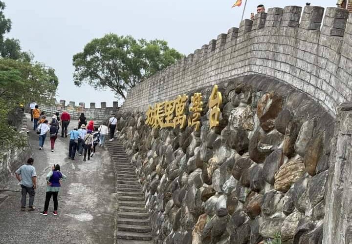 白河萬里長城推耶誕變裝優惠全套耶誕裝免費入園、配戴耶誕帽199元