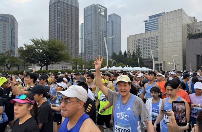 汗水迎馬年！費鴻泰父子檔同跑臺北馬　穩健腳步開啟新春活力