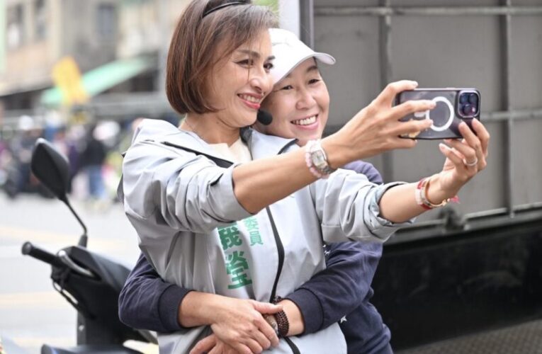 邱議瑩掃市場被婆媽熱情擁抱！大方回：拍照摟腰也OK啦