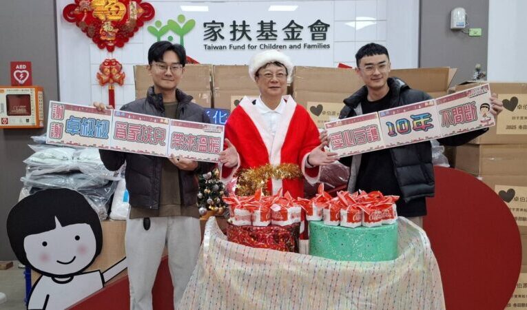 3852件羽絨衣暖心累積！卓伯源化身聖誕老公公送暖彰化家扶