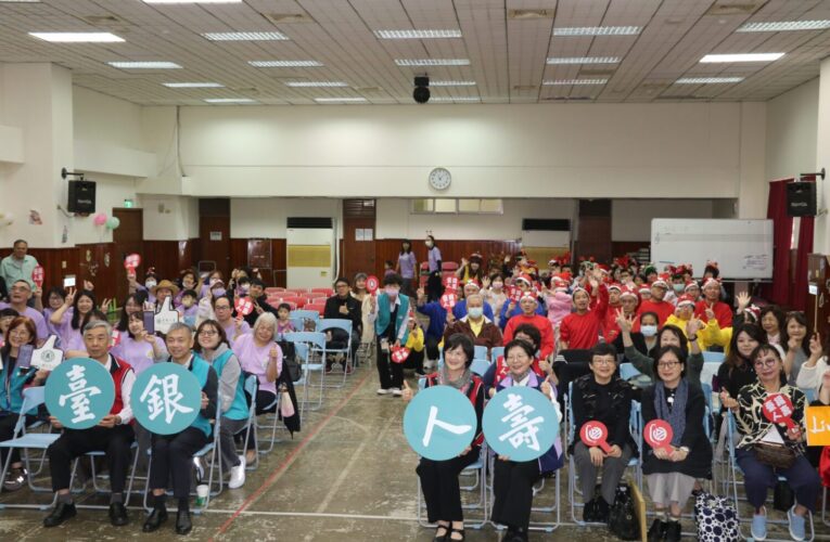 新北自閉症潛能中心聖誕星宴趴　看見聖誕老公公星兒興奮迎接