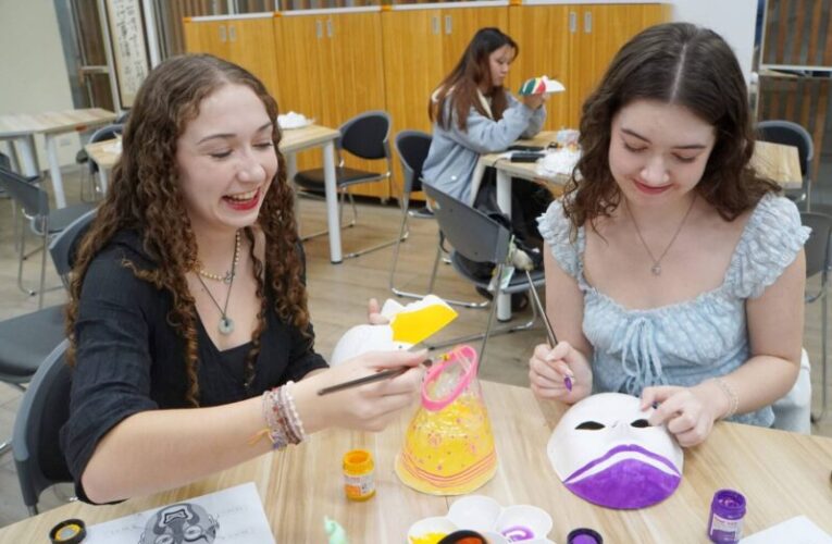 大葉大學國際生包水餃、彩繪臉譜、做牛軋糖餅迎新年