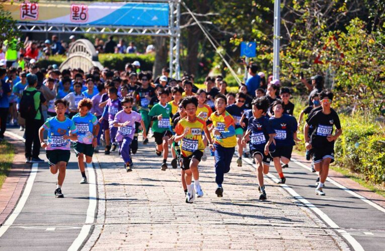 中市國小普及化大跑步熱鬧登場　逾4,500名師生齊心奔跑