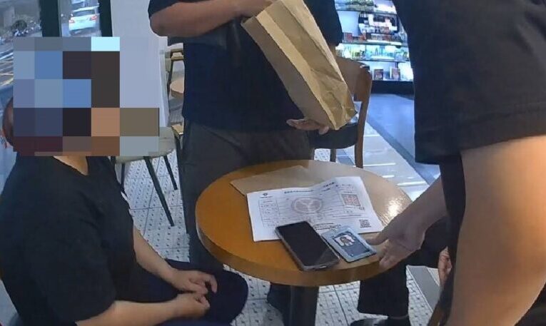 老翁第三度面交六十萬元           何安警當場將女車手逮捕