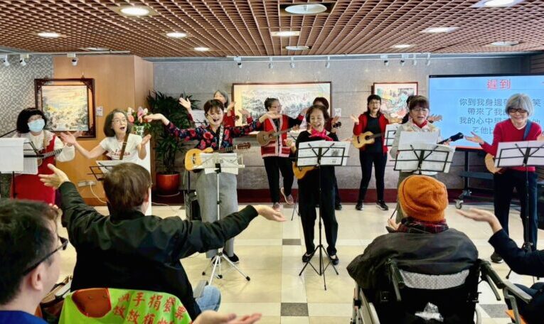 曹慶從照護到創作分享公益理念　透過畫展與住民藝術交流