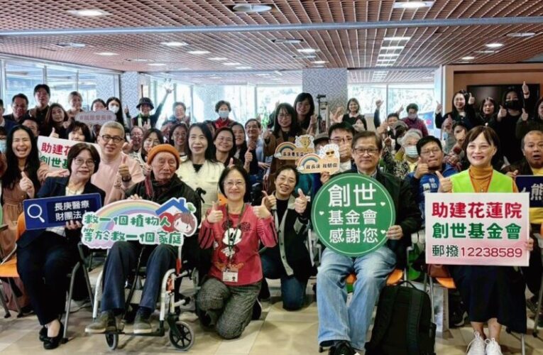 「百歲畫愛．院望啟程」畫展開幕　展出曹慶獨特的「棉棒」畫作