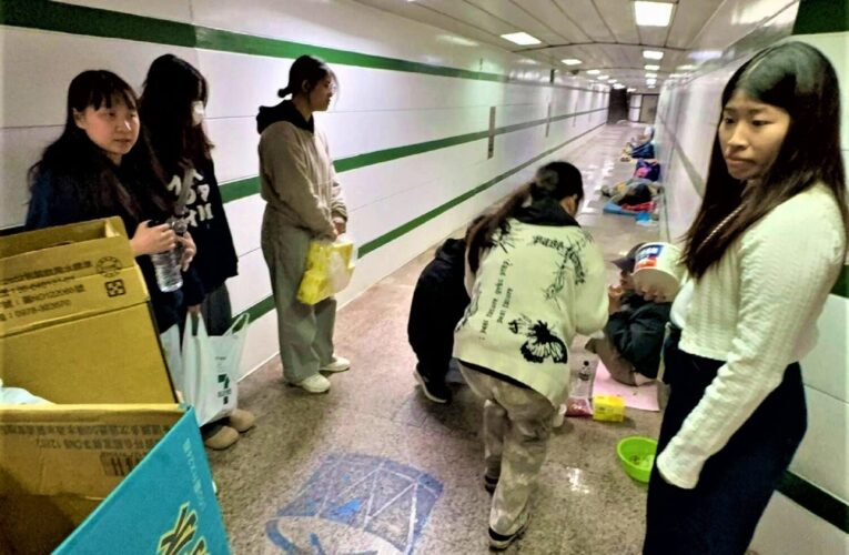 走向街頭實踐生命關懷　南華生死系社工組寒冬送暖