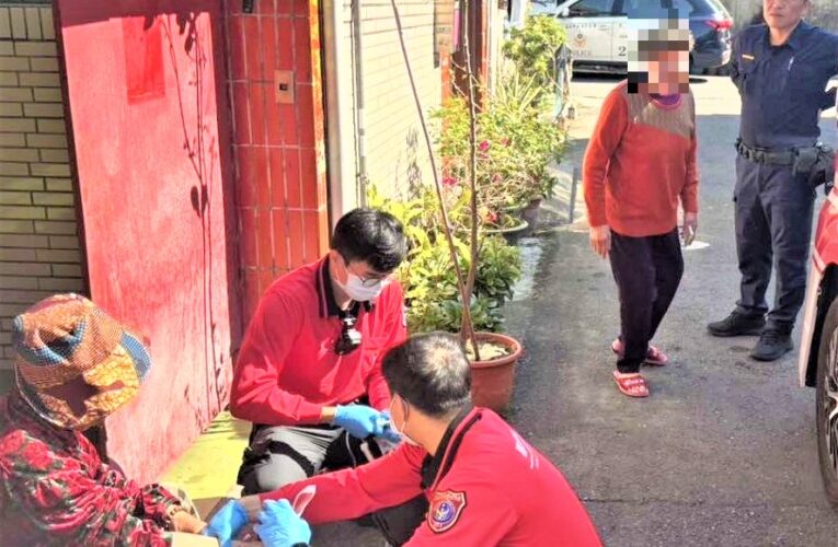 老婦人暈眩倒地  長竹警助送醫救治