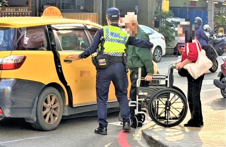 年邁翁行動不便  公園警暖心助扶上計程車