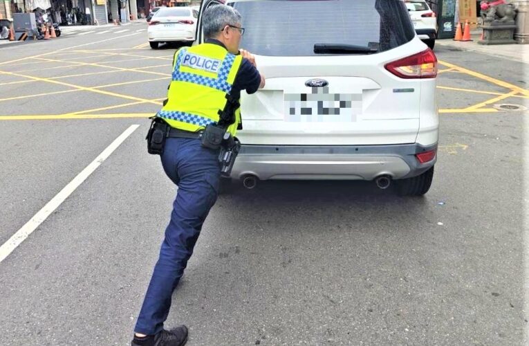 車輛半路拋錨　南門警徒手助推車