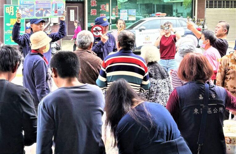 落實社區警政  後湖警攜手中庄里長寒冬送暖